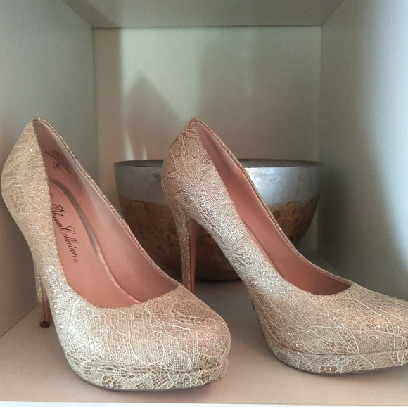 Golden laced sparkly party heels - Picture 1 of 3